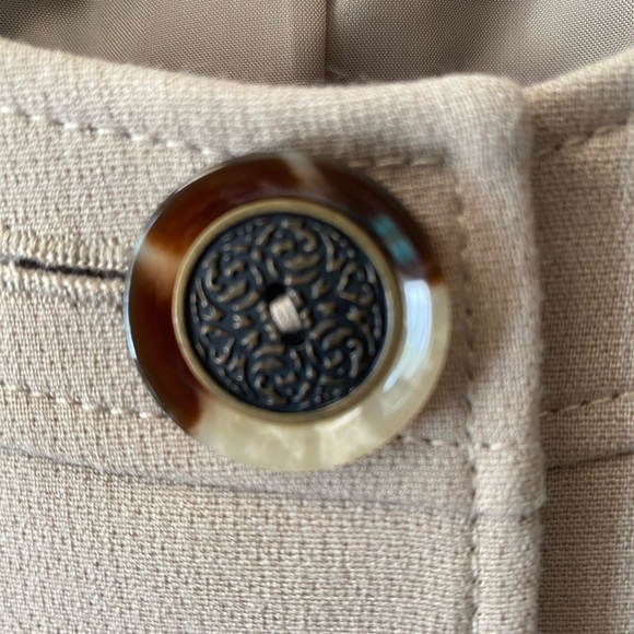 Tahari Blazer Jacket Sz 10 Fully Lined Darting Oversized Buttons - Picture 5 of 12